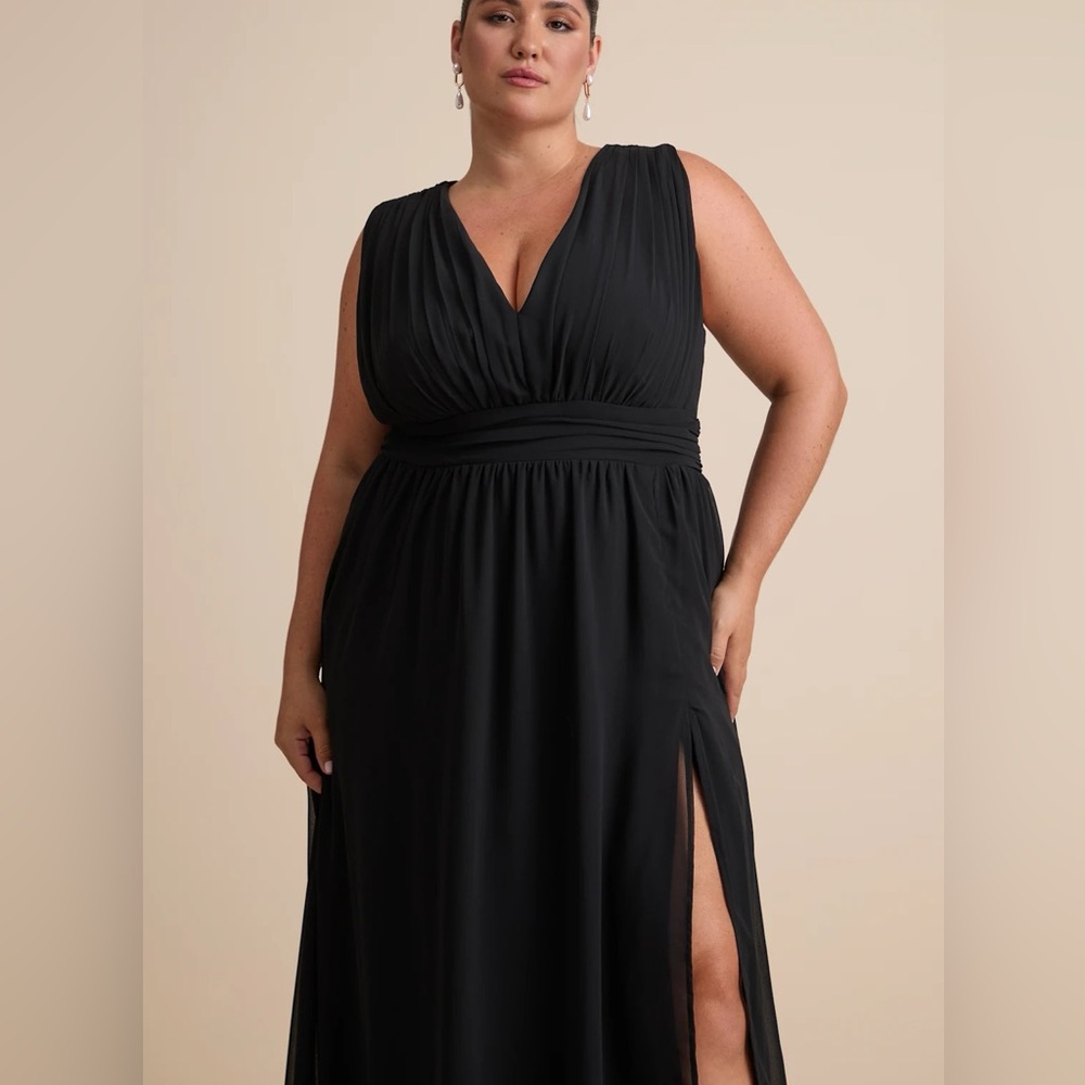 Elegant Black Evening Gown - Picture 3 of 3
